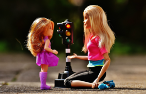 Barbie-nie-lubię-się-bawić-z-córką-lalakami